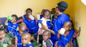 abana_bahabwa_amafunguro_arimo_n_igikoma-98759